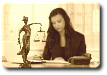 Frau arbeitet an Unterlagen neben einer Justitia-Figur als Symbol für rechtliche Klärung und Unterhaltsangelegenheiten